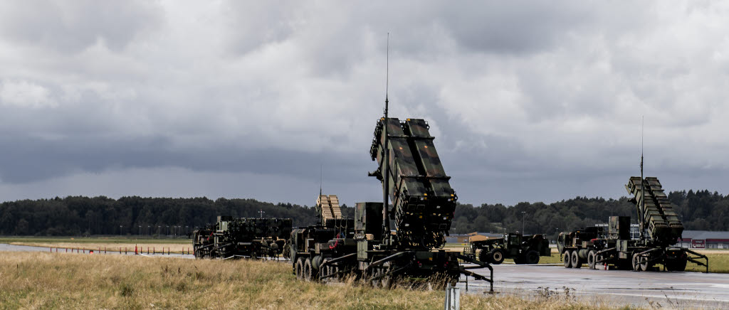 De amerikanska luftvärnssystemet "patriot"

Inom ramen för Aurora 17 genomförs övning i Värdlandsstöd ((host nation support). Denna övnings syfte är att utveckla samverkansformerna med civila och andra militära aktörer. 

För att öka den militära förmågan genomför Försvarsmakten under september försvarsmaktsövning Aurora 17. Aurora 17 är detn första och största övningen i sitt slag på mer än 20 år. Samtliga stridskrafter och fler än 20000 män och kvinnor kommer att delta. Det är en nationell övning som bygger ett starjare försvar och ökar den samlade förmågan att möta ett angrepp på Sverige. Under Aurora 17 kommer även ett flertal myndigheter och militära förband från andra länder delta. 