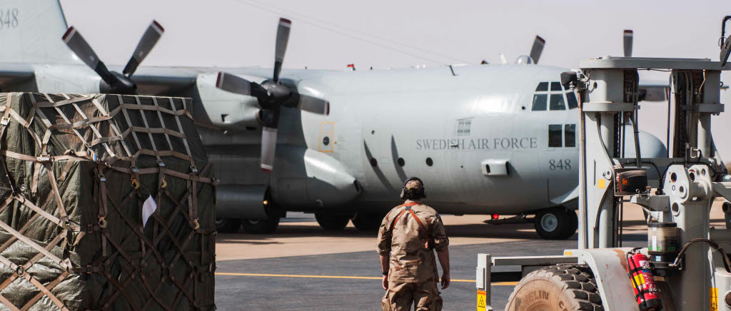 Transporttjänst (MOVCON) vid flygplatsen i Timbuktu. Försvarsmaktens Tp 84 Hercules har landat.
