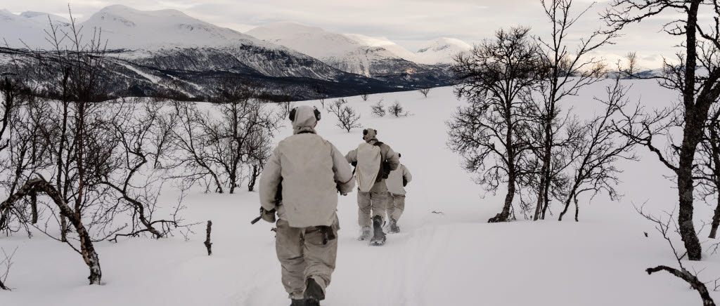 Jägarbataljonen löser självständigt uppgifter långt ifrån egna och andra förband. Här en jägargrupp som lämnar plutonsbasen för ett nytt uppdrag. 