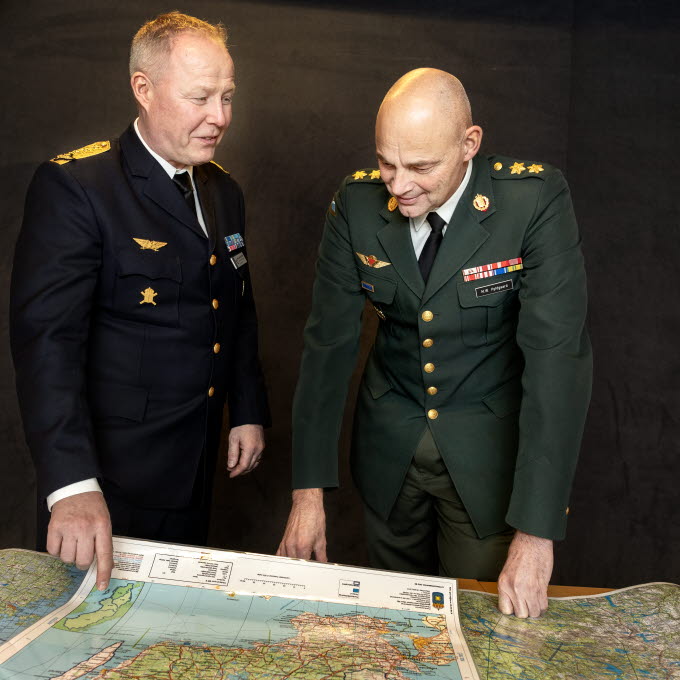 General Carl-Johan Edström tillsammans med den danske generalen H.W Hyldgard 





