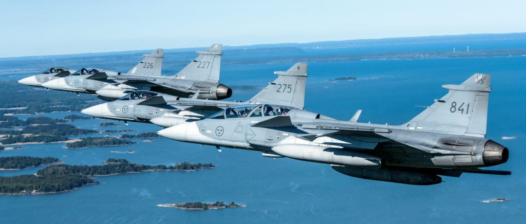 Samövning med amerikanska flygvapnet. Övningen genomfördes i svenskt luftrum med fokus på samverkan. USA är, tillsammans med Finland, Sveriges viktigaste samarbetspartners. Övningen stärker Sveriges försvarsförmåga samtidigt som samarbetet med USA utvecklas vilket är mycket viktigt om Sverige utsätts för ett väpnat angrepp.