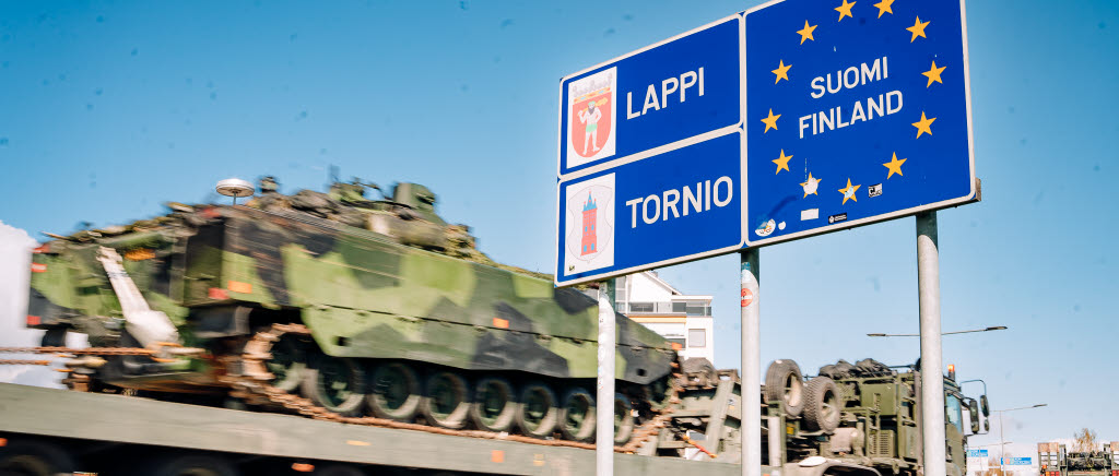 Den svenska kontingenten passerar gränsen till Finland i Haparanda-Tornio.