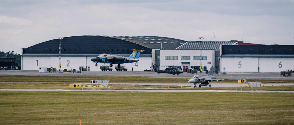 20240618. Vingexamen vid Flygskolan. Flygvapnechef, generalmajor Jonas Wikman, delade ut vingarna till Försvarsmaktens nya piloter tillsammans med Luftstirdsskolans chef överste Niclas Magnusson och Flygskolans chef överstelöjtnant Ola Höglund.