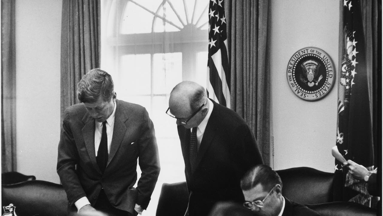 President John F Kennedy, försvarsminister Robert S. McNamara och statssekreterare Dean Rusk träffas i kabinettrummet i Vita huset den 29 oktober 1962. Bilden är en del av forsvarsmakten.se/varhistoria.