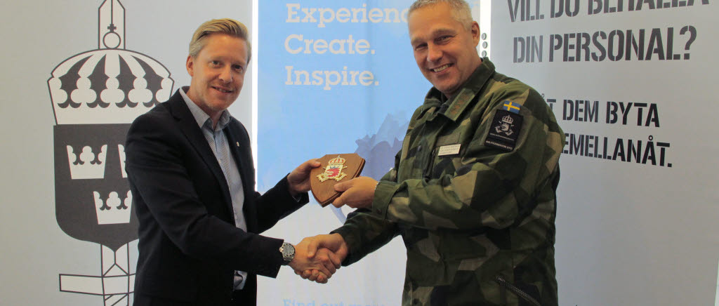 Överste Stefan Smedman överräcker P 7:s vapensköld till VD IBM CIC Johan Forssander.
Foto: Patrik Ekstrand/Försvarsmakten
