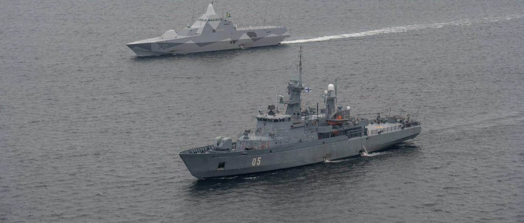 Svenska och finska fartyg övar tillsammans i Stockholms skärgård. På bilden syns det finska minfartyget Uusimaa tillsammans med HMS Helsingborg.