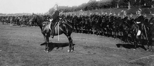 Livregementets dragoner uppställda till häst på ladugardsgardet 1890-tal.