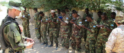 Under 20 år av inbördeskrig har väldigt få av de somaliska soldaterna haft möjlighet att gå i skola. Det är en pedagogisk utmaning att försöka förklara varför den röda pilen på kompassen alltid pekar mot något som kallas för magnetiska nordpolen. 