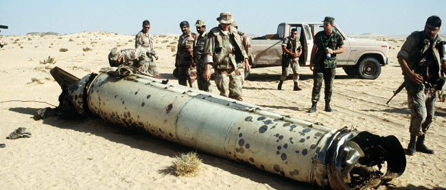 Military personnel examine a Scud missile shot down in the desert by an MIM-104 Patriot tactical air defense missile during Operation Desert Storm. Bilden är del av Försvarsmakten Vår historia.