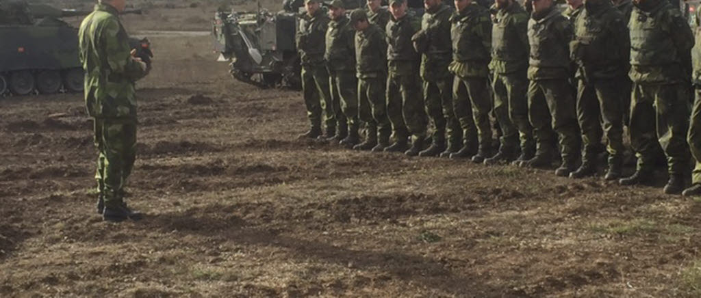 Försvarsmaktens produktionschef Anders Silwer besökte Gotland den 11 oktober i syfte att följa upp hur logistikförsörjningen gått.
Här besöker han förbandet från I19 som övar på Tofta skjutfält. 