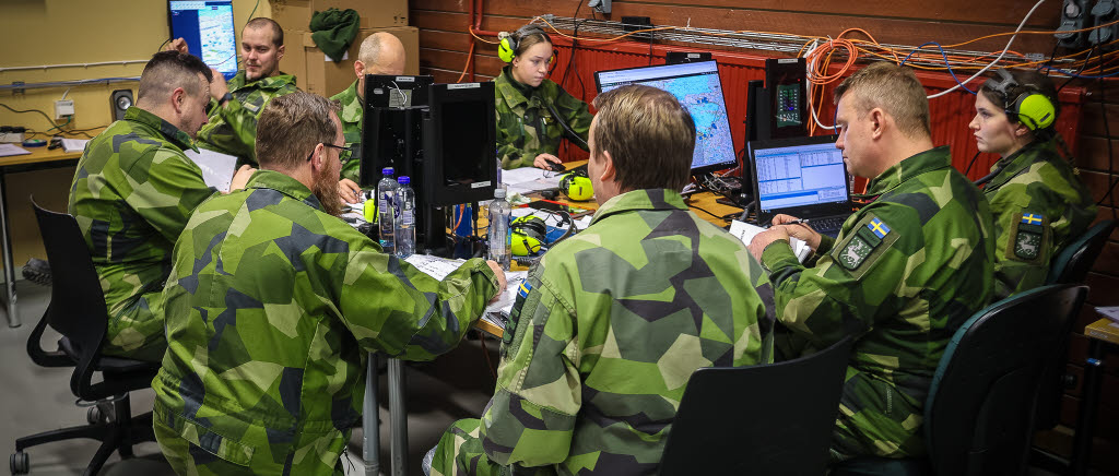 Officerare och soldater övar i Ledningsträningsanläggningen i Boden, LTA Norr.