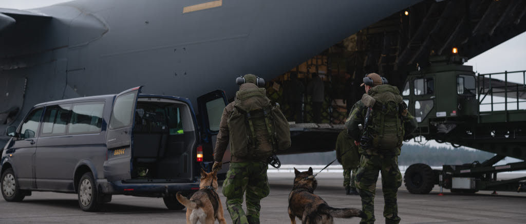 C 17-planet landar in på F 17 i Ronneby och lastas inför hjälpinsatsen till de jordbävningsdrabbade områdena i Turkiet.