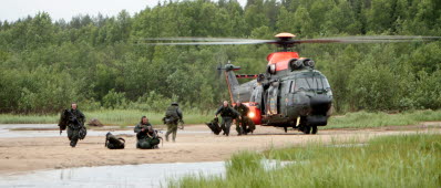 Insatspluton ur Norrbottensbataljonen luftlandsätts med helikopter under krigförbandsövning