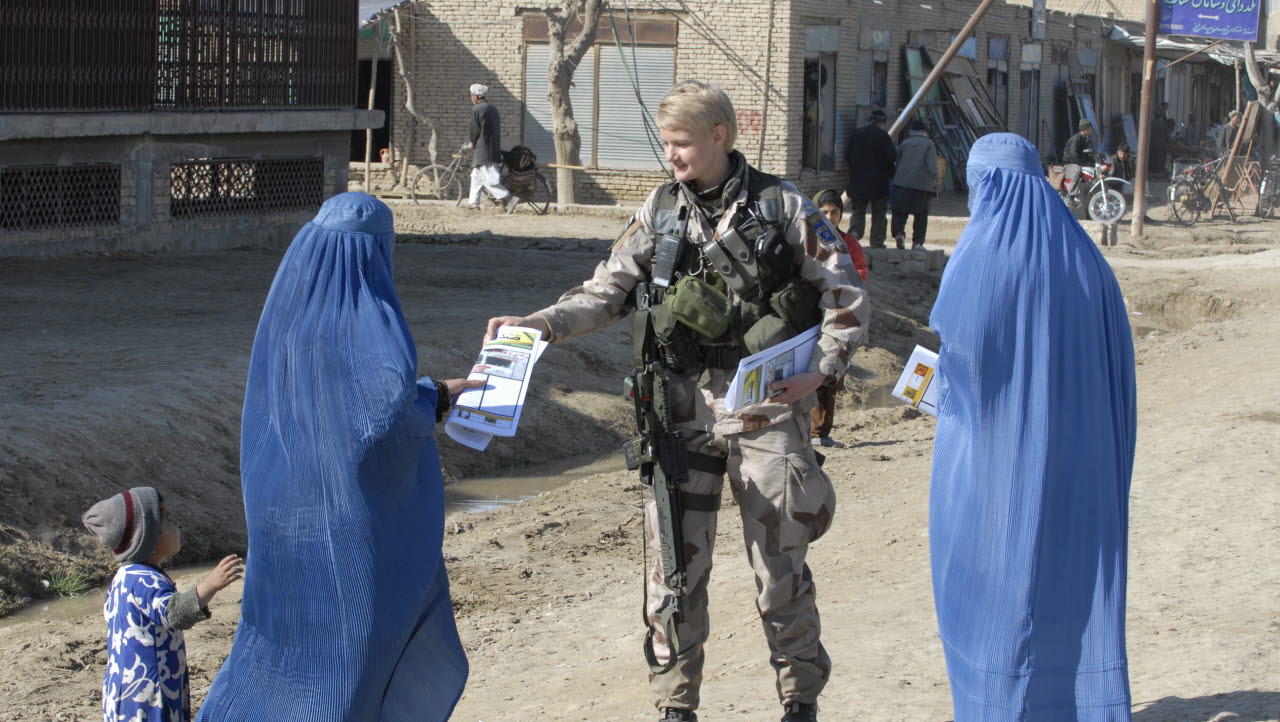 Ibland används annan personal än Psyops-personalen för att nå ut med budskap till specifika målgrupper i ett område. Här en soldat som delar ut produkter till kvinnor Afghanistan, en grupp som är svår att nå för manliga soldater. Bilden är en del av forsvarsmakten.se/varhistoria. 