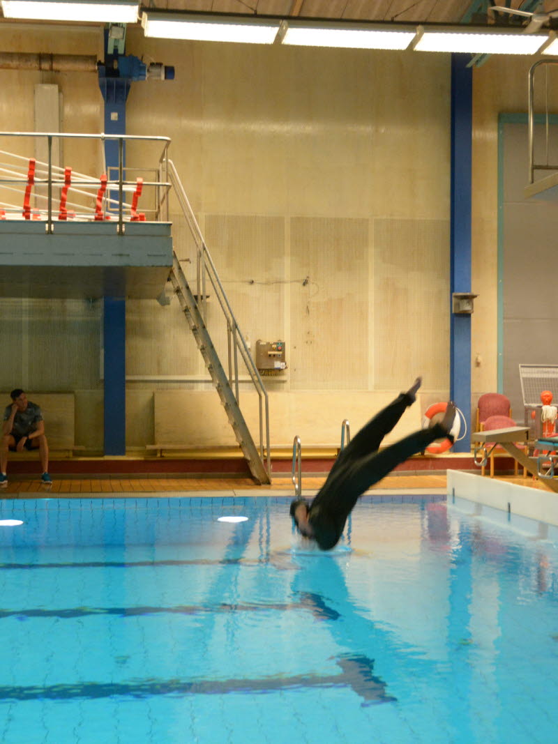 Kadett Alva Cederholm från 227 kursen på Försvarshögskolan och Militärhögskolan Karlberg faller baklänges från 3 meter ner i vattnet. Hon genomför övningen nära på perfekt. Övningen Segervisshet 2020.