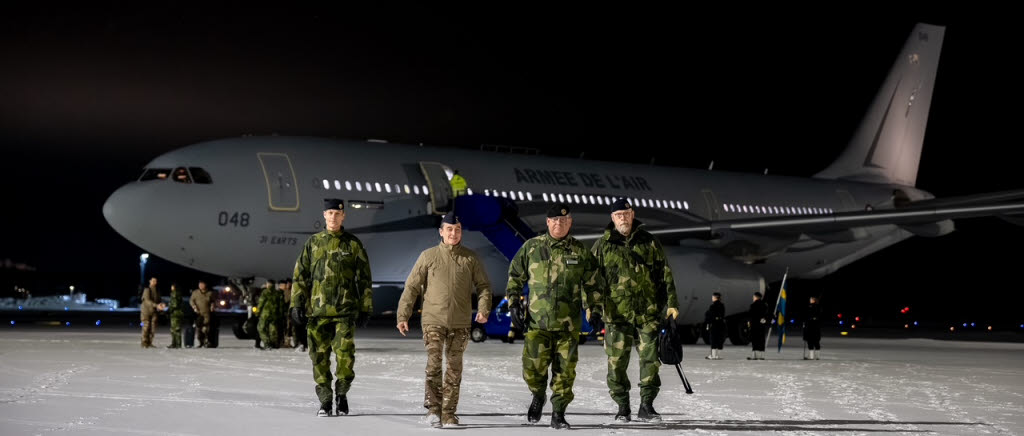 French Chief of Defence Staff, general Fabien Mandon visited Norrbotten together wit the Swedish Chiief of Defence, general Michael Claesson. They visited both Norrbotten Regiment,  I 19 in Boden and Norrbotten Wing, F 21 in Lluleå. Here the French general arrives at Luleå Kallax Airport where he was greeted by a Swedish guard of honor together with the Swedish CHOD and the Wing Commander, col Peter Greberg. The French ambassador to Sweden Thierry Carlier also participated.