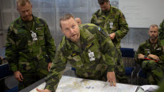 Överste Peter Andersson, chef Skaraborgsbrigaden (MekB4), redogör för brigadens taktik under ASÖ 25.