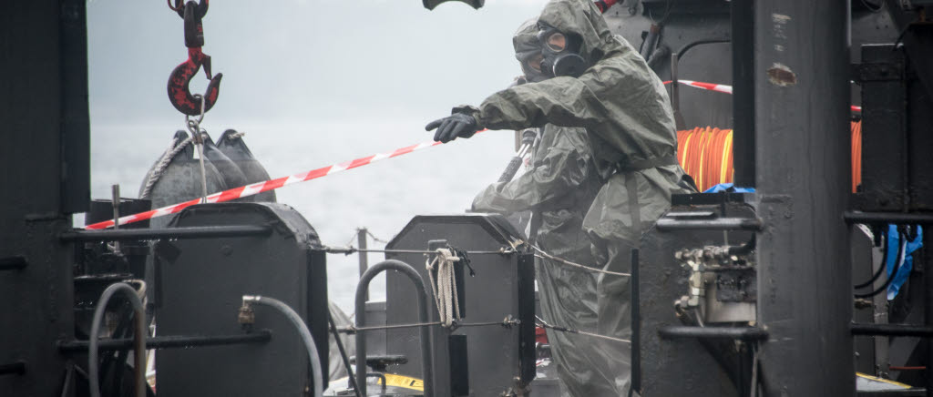 CBRN-moment under övningen Swenex ombord på fartyget HMS Pelikanen, Ekipagekompaniet Marinbasen. Sanering av sjöman. Senapsgas. Sanering av fartyg. CBRN-kompaniet SkyddC

