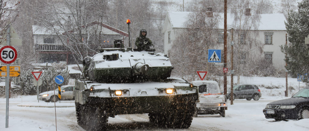 Militär och civil trafik – tillsammans. Stridsvagnar och andra stridsfordon trafikerar vägarna i övningsområdet under Trident Juncture 2018, ett ovanligt inslag i den norska vardagen, framförallt för den civila trafiken som ska trängas efter samma vägar som stridsfordonen. 
