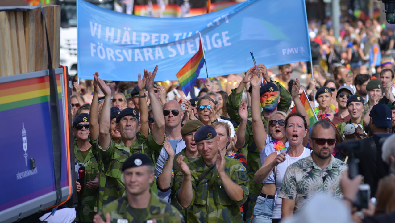 Överbefälhavaren Micael Bydén i täten för Försvarsmakten under Pride-paraden. 