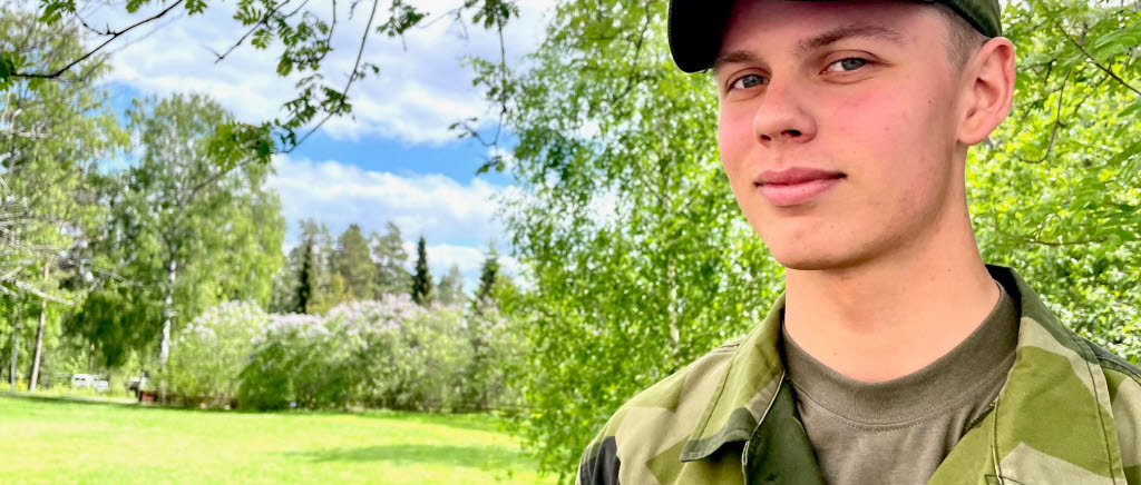 Johansson muckar från Dalregementet.