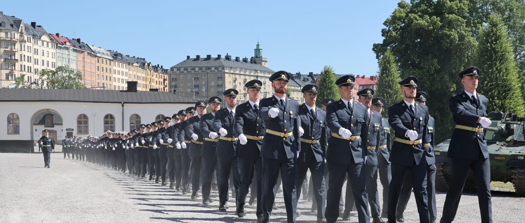 Inmarsch framför ett varmt och torrt Karlbergs slott.

Framför ett för dagen varmt och soldränkt Karlbergs slott fick den 2 juli 2021 äntligen de nyexaminerade fänrikarna från officersprogrammets 226:e kurs (OP) och särskilda officersutbildningen (Sofu) sin avslutningsceremoni. Den markerar slutet på respektive kurs och början på en karriär som officer i Försvarsmakten.

Militärhögskolan Karlberg och Försvarshögskolan tillsammans ser till att kadetterna är redo för sin karriär i Försvarsmakten, Försvarshögskolan leder utbildningen där kadetterna är inskrivna som högskolestudenter.