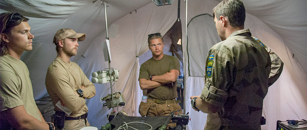 En förevisning av FST-tältet.

På Camp Nobel har Malistyrkan en mycket god sjukvårdsförmåga. Men det är inte enbart där förmågan finns. FST (Forward Surgical Team) och FRT (Forward Resuscitation Team) är två resurser som följer med ut på längre operationer tillsammans med spaningskompaniet, som en hjälp om det värsta skulle inträffa.