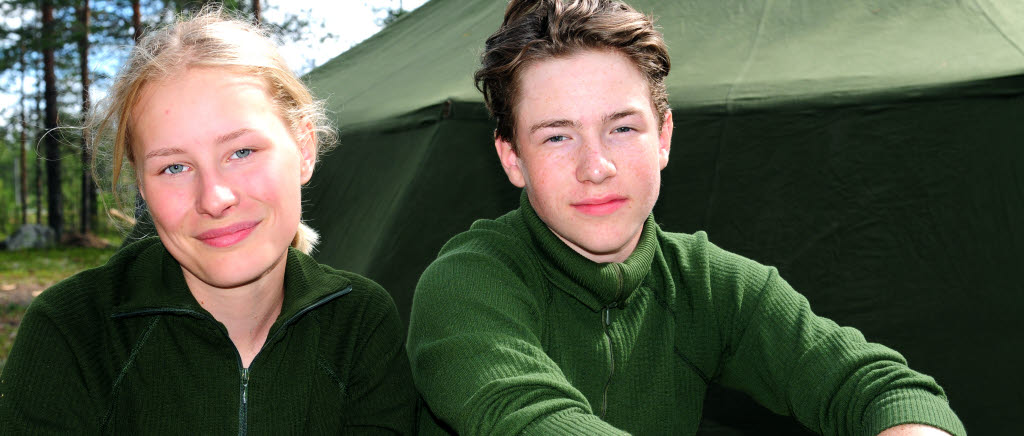 180705 FVRF region nord Ungdomskurs. Cirka 70 ungdomar från Norrbotten och Västerbotten deltog. Fältövning är avslutande del i kursen. Flygvapenchefen besökte kursen.
Maja Tapper (Tärendö) och Max Hansson (Umeå).
