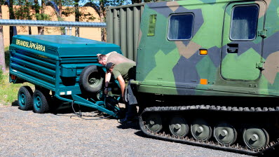 180719 F 21 stödjer brandbekämpning i Jokkmokksområdet. 332.R3-plutonen deltar med resurser i släckningsarbetet.
Bandvagn och brandsläpkärra.