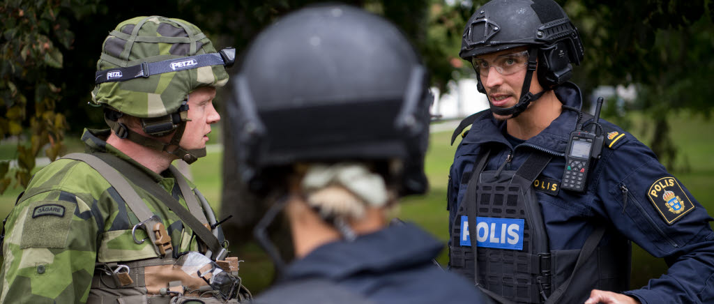 Polis och militär i samverkan under sjukvårdsövning.