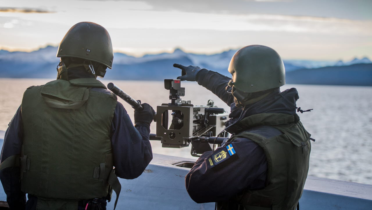 20181101 Norge

Visbykorvetterna HMS Nyköping och HMS Karlstad genomför ytövervakning och skydd av amfibiestyrkor som landstiger under övningen Trident Juncture 2018.

The Visby class corvettes HMS Nykoping and HMS Karlstad conducts sea surveillance and protection of the amphibious landings during Trident Juncture 2018. 

TRJE 18 är en av Natos största övningar och genomförs huvudsakligen i Norge. Totalt deltar ca 50 000 soldater och sjömän, 10 000 fordon, 130 flygplan och 70 fartyg. Sverige deltar med 2500 soldater, åtta Jas Gripen och två fartyg av Visbyklass.