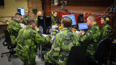 Officerare och soldater övar i Ledningsträningsanläggningen i Boden, LTA Norr.