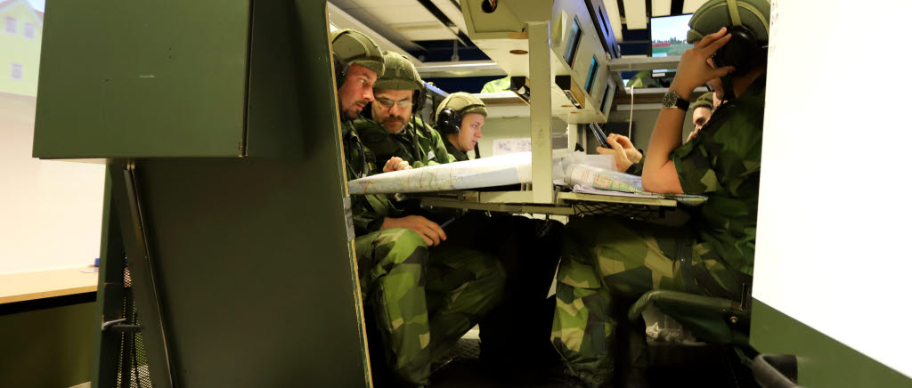 Ställföreträdande bataljonchefen Fredrik Ruuda och hans främre ledningsplats ledde och samordnade bataljonens strid från en mockup; en fullskalig modell av stridsledningspansarbandvagn 90.