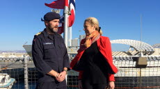 Sigrid Kaag, chef för FN:s och OPCW:s gemensamma insats att destruera Syriens kemiska vapen, besöker norska fregatten KNM Helge Ingstad. Här tillsammans med befälhavaren Per Rostad.