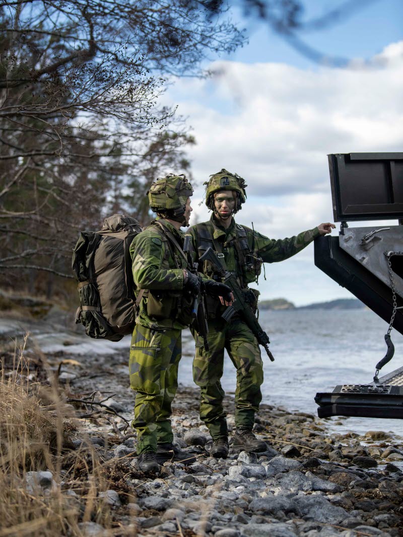 Övning Amfibie är en omfattande utbildningskontroll som syftar till att pröva och utveckla soldaternas vilja, disciplin och självkontroll, samt kunskaper och färdigheter enskilt och i grupp. Som amfibiesoldat ska du kunna lösa uppgifter när och var som helst längs med hela Sveriges kust. Övning amfibie går bland annat ut på arbete utan sömn och att förflytta sig med mycket utrustning över längre sträckor. Delar av övningen går även ut på att inte veta vilka delar och moment som väntar.
