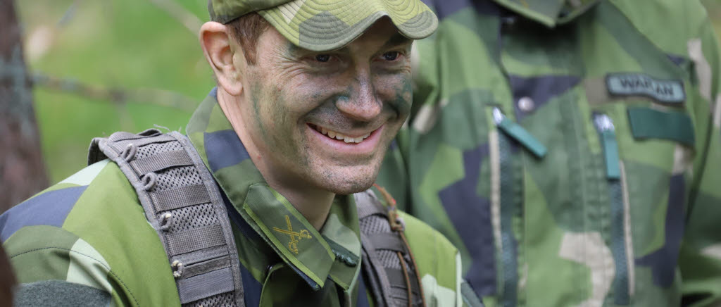 Militär med keps.
