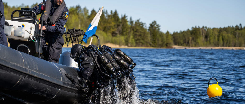Marinen genomför under veckan sanering av oexploderad ammunition i Öresjö mellan Trollhättan och Uddevalla. Det är Röjdykardivisionen vid Fjärde sjöstridsflottiljen som bärgar de tändrör som dumpades av Försvarsmakten 1954. 
Efter att den oexploderade ammunitionen bärgats transporteras den till Sågebackens skjutfält där Röjdykardivisionens EOD-operatörer destruerar den.
