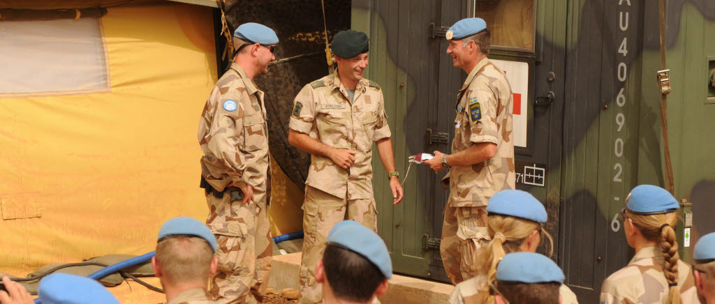 Löjtnant Remco Strelitski från den holländska försvarsmakten har arbetat intensivt med blodcontainer. Här lämnar han symboliskt över en blodpåse under invigningen av containern till chefen Mali 02, överstelöjtnant Jonas Lotsne. 