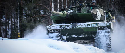 Stridsvagn 122 under framryckning i vintermiljö