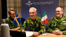 231204 Uppkopplad på digitalt möte med den italienske flygvapenchefen. Flygvapencheferna i Sverige och Italien undertecknade idag avtalet med Italienska flygvapnet som möjliggör att del av den svenska flygutbildningen av stridspiloter kan börja i januari 2024. Flygvapenchef Jonas Wikman i mitten, till vänster Claes Bernander chef för militära flygutbildningssystemet på Flygstaben och till höger Niclas Magnusson chef Luftstridsskolan. 