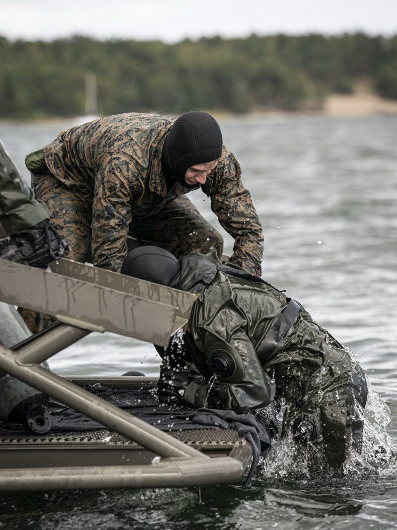 Soldaterna kastade sig utan tvekan från en stridsbåt 90 ut i det mörka och inte särskilt varma vattnet för att simma, tills de blev upphämtade av stridsbåten och hjälpte varandra ombord igen.