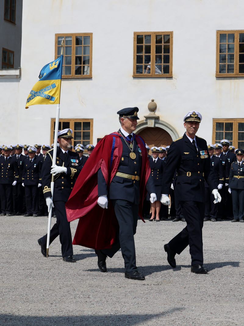 Försvarshögskolans rektor Robert Egnell och överbefälhavare Micael Bydén anländer till ceremonin. Examen för Försvarshögskolans officersprogram på Militärhögskolan Karlberg framför Karlbergs slott för 229:e kursen. Kadetterna är i och med detta fänrikar.
