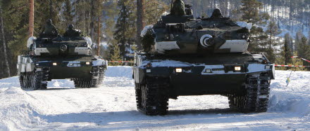 Stridsvagnar ur Norrbottens pansarbataljon under övning Vintersol 2015.