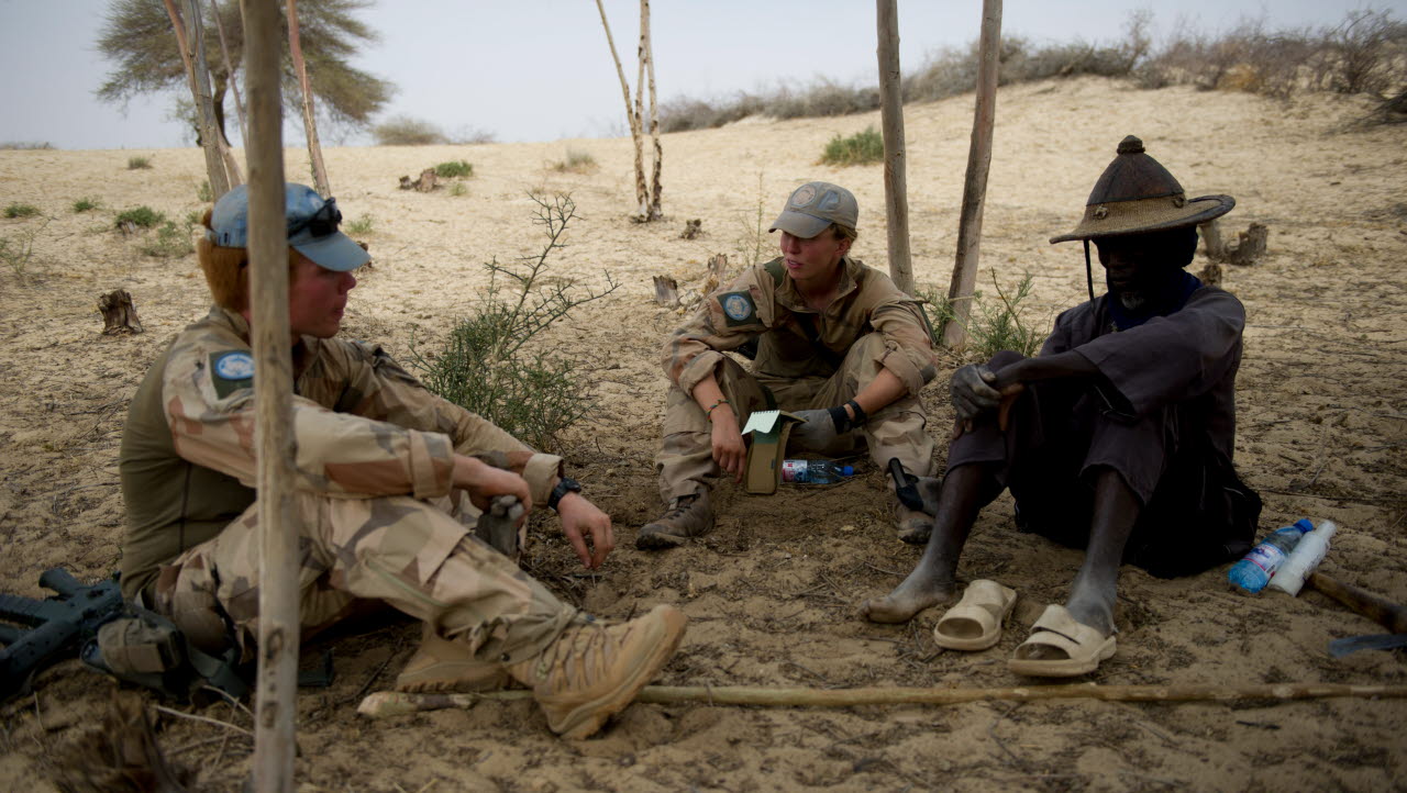 Bild från Mali04:s Long Range Reconnaissance Patrol (längre spaningspatrull) i den norra delen av landet. Patrullen pågick mellan den 3:e och 9:e november 2016 och innefattade förutom spaningspersonal, logistik delar som reperation, sjukvårdspersonal samt ledningspersonal. Totalt ingick ca 100 personer i patrullen. 
Svenskarna i Mali04 är, tillsammans med motsvarande nederländska förband i Gao, en del av det multinationella och fristående underrättelseförbandet Asifu (All Sources Information Fusion Unit).
Sverige bidrar med en ISR Task Force, förkortningen ISR står för Intelligence, Surveillance and Reconnaissance. Förbandet är i huvudsak verksamt i Minusmas sektor väst och förlagt på camp Nobel utanför Timbuktu, men kan om behov uppstår verka i hela Mali.

