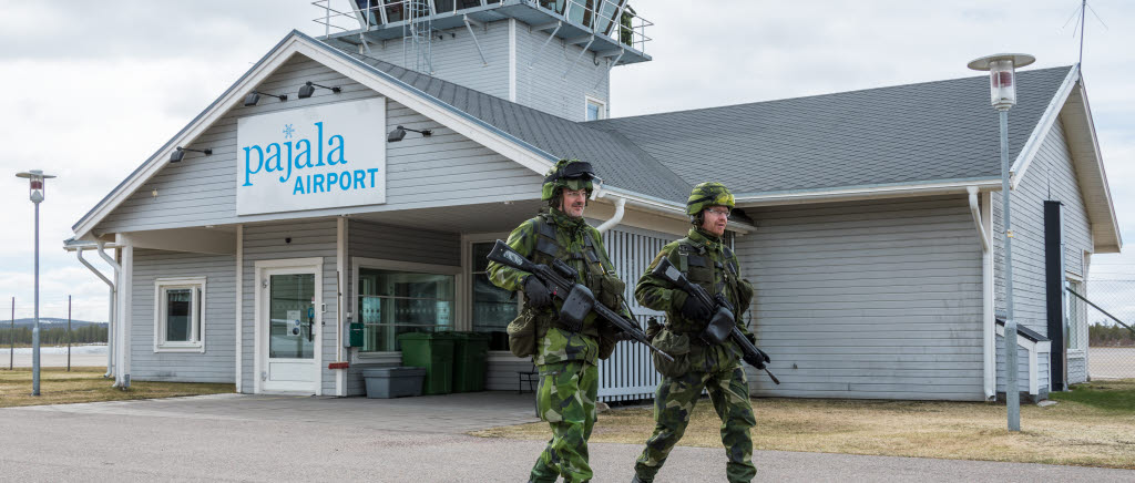Soldater patrullerar runt Pajala flygplats.