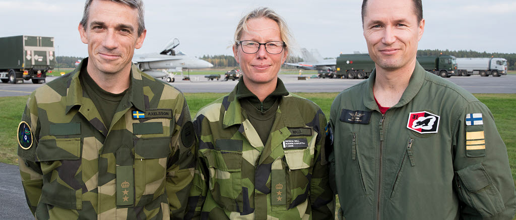 Under försvarsmaktsövningen Aurora 17 spelar flygbasen i Hagshult en av huvudrollerna och den ger förutsättningar för ett ytterligare avstamp i det svensk-finska försvarssamarbetet.

Patricia Wall är baschefen som tillhandahållit bästa möjliga förutsättningarna för att divisionschef Jörgen Axelsson (till vänster) och finske kollegan Tomi Böhm med personal effektivt ska kunna genomföra de uppdrag de får från flygtaktisk chef.