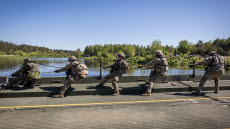 Svenska och amerikanska soldater upprättar gemensamt Däcksbro 300 över floden Narew under övning Defender Europe 22 i Polen.

Övning Defender Europe 2022 är en USA-ledd övning som genomförs på olika platser i Europa. Försvarsmakten deltog med ett reducerat kompani från Ing 2, Göta ingenjörregemente som tillsammans med amerikanska förband byggde två förbindelser över två olika vattendrag i Polen.