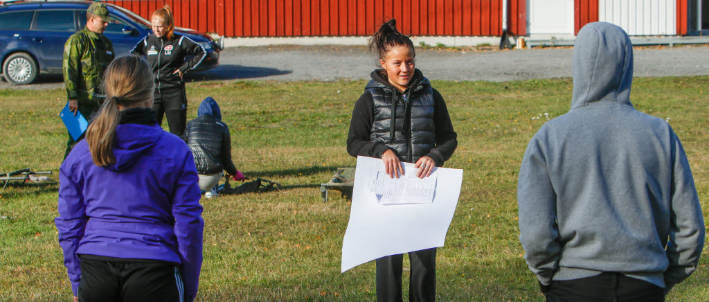 Vilma Lidberg som går andra året på samhällsvetenskapsprogrammet leder övning i hur man sätter ihop och tar i sår en bår med elever ur årskurs 1.