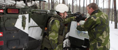 Brigadchefen Lars Karlsson samverkar med bataljonschefen Per Carlsson ute i övningsterrängen under Vintersol 2014.