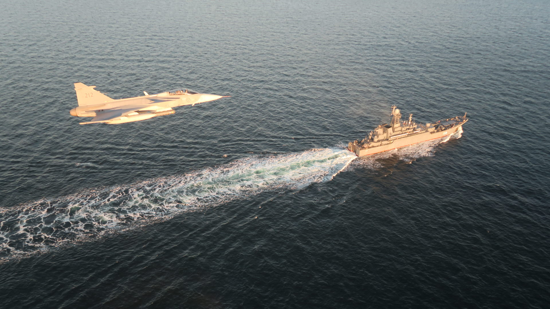 Истребители Вооруженных сил зафиксировали два российских десантных корабля, когда они вышли в Балтийское море на Рождество 2021 года. 